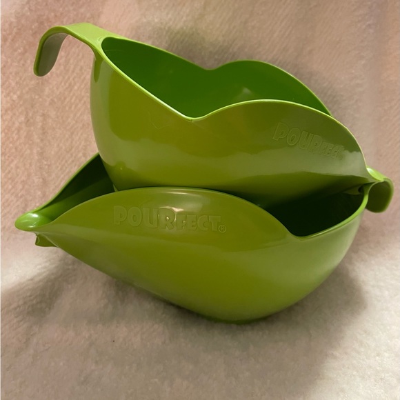 New POURfect Set of 2 Spill Poof Bowls w/Measurements inside of bowl - Picture 2 of 8